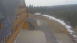 Parkoviště a hlavní vchod