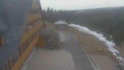 Parkoviště a hlavní vchod