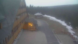 Parkoviště a hlavní vchod