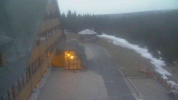 Parkoviště a hlavní vchod