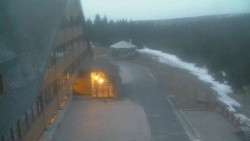 Parkoviště a hlavní vchod