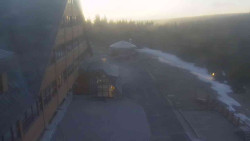 Parkoviště a hlavní vchod