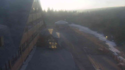 Parkoviště a hlavní vchod