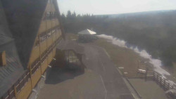 Parkoviště a hlavní vchod