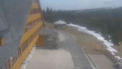 Parkoviště a hlavní vchod