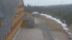 Parkoviště a hlavní vchod