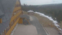 Parkoviště a hlavní vchod