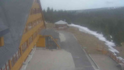 Parkoviště a hlavní vchod