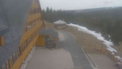 Parkoviště a hlavní vchod