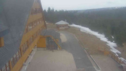 Parkoviště a hlavní vchod