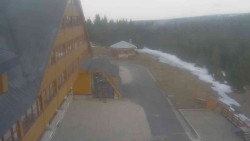 Parkoviště a hlavní vchod