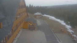 Parkoviště a hlavní vchod