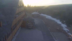 Parkoviště a hlavní vchod