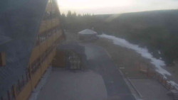 Parkoviště a hlavní vchod