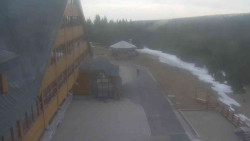 Parkoviště a hlavní vchod