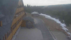 Parkoviště a hlavní vchod