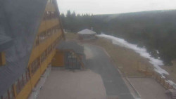 Parkoviště a hlavní vchod