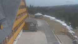 Parkoviště a hlavní vchod