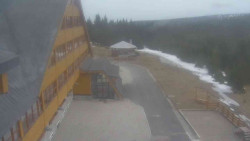 Parkoviště a hlavní vchod