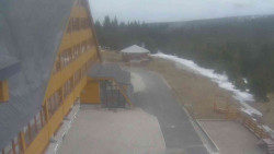 Parkoviště a hlavní vchod