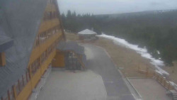 Parkoviště a hlavní vchod