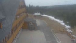 Parkoviště a hlavní vchod