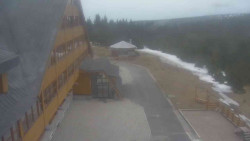 Parkoviště a hlavní vchod