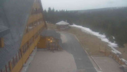 Parkoviště a hlavní vchod