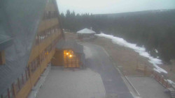 Parkoviště a hlavní vchod