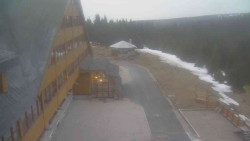 Parkoviště a hlavní vchod