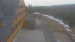 Parkoviště a hlavní vchod