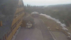 Parkoviště a hlavní vchod