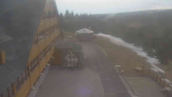 Parkoviště a hlavní vchod