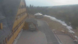 Parkoviště a hlavní vchod