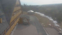 Parkoviště a hlavní vchod