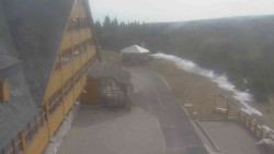 Parkoviště a hlavní vchod