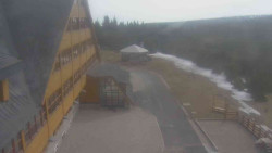 Parkoviště a hlavní vchod