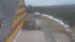 Parkoviště a hlavní vchod