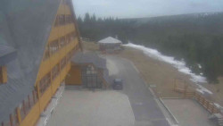 Parkoviště a hlavní vchod