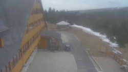 Parkoviště a hlavní vchod