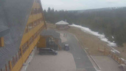 Parkoviště a hlavní vchod