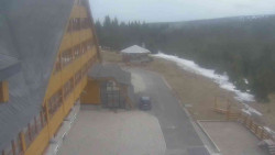 Parkoviště a hlavní vchod