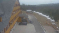 Parkoviště a hlavní vchod