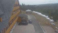 Parkoviště a hlavní vchod