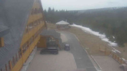 Parkoviště a hlavní vchod