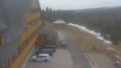 Parkoviště a hlavní vchod