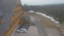 Parkoviště a hlavní vchod