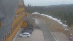 Parkoviště a hlavní vchod