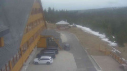 Parkoviště a hlavní vchod