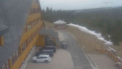 Parkoviště a hlavní vchod